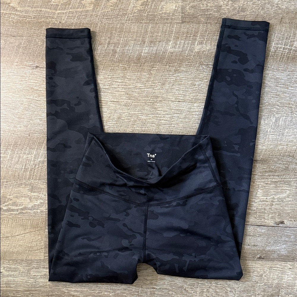 Aritzia TNA Black Camo Leggings Size Medium